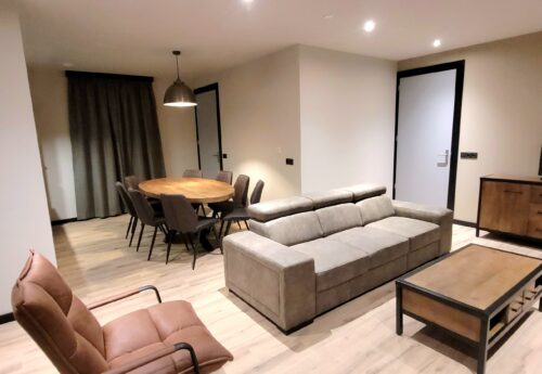 Vrijstaande vakantiebungalow De Hazelaar in Limburg met terras, loungehoek en uitzicht op groen landschap &ndash; geschikt voor 8 personen.