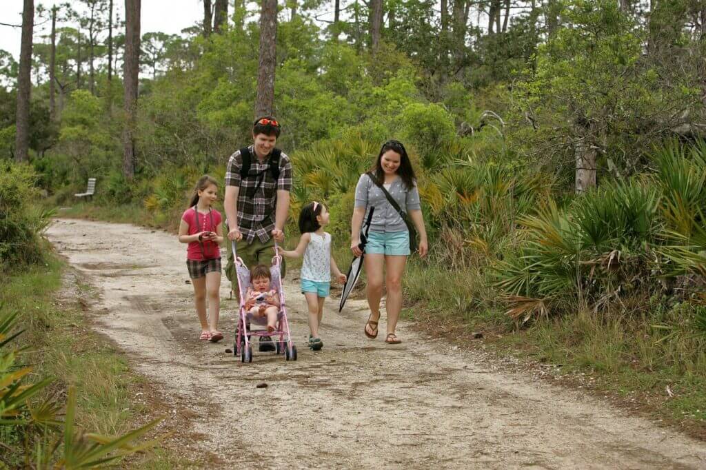 A family walks together through a green nature area in North Limburg.